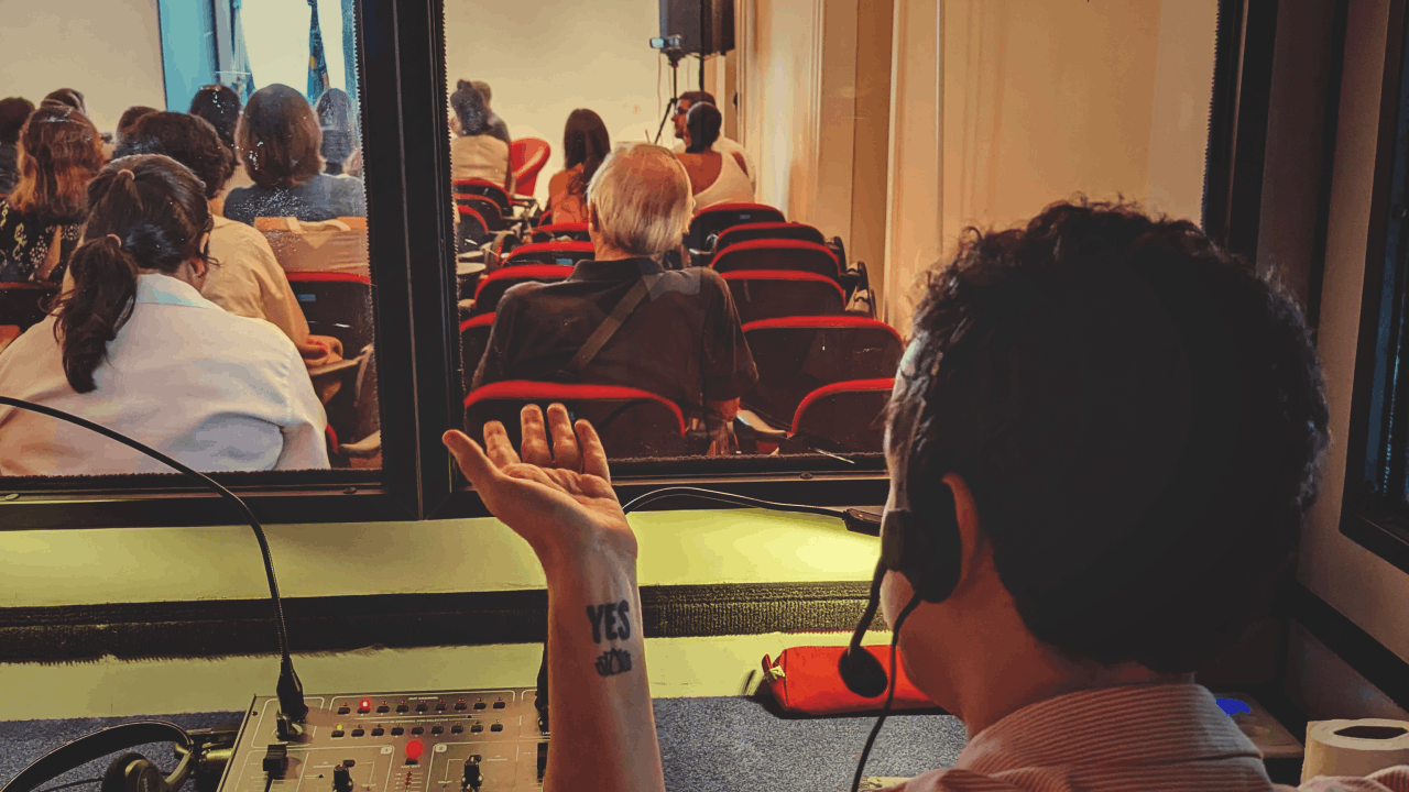 intérprete traduzindo na cabine de tradução simultânea
