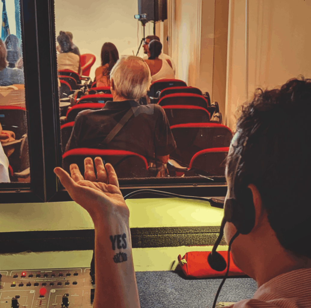 intérprete traduzindo na cabine de tradução simultânea